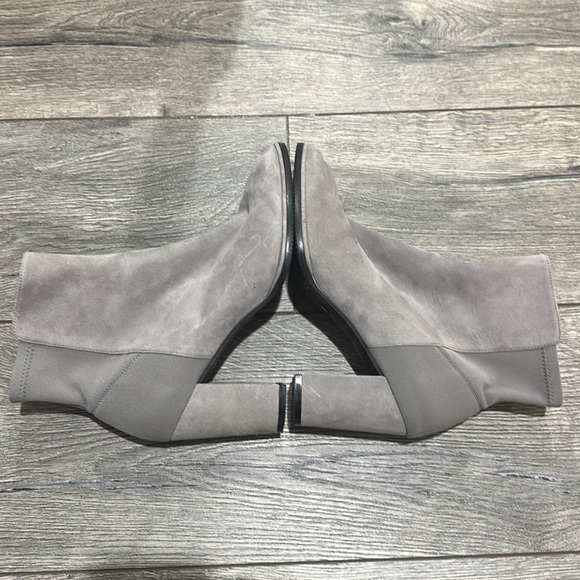 • STUART WEITZMAN • Women’s Highland Suede Sock Boots in Flannel Light Gray 8 - Picture 4 of 7